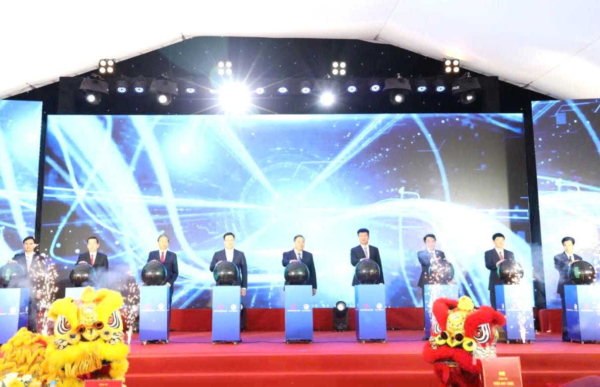 Các đại biểu thực hiện nghi thức nhấn nút khởi công dự án