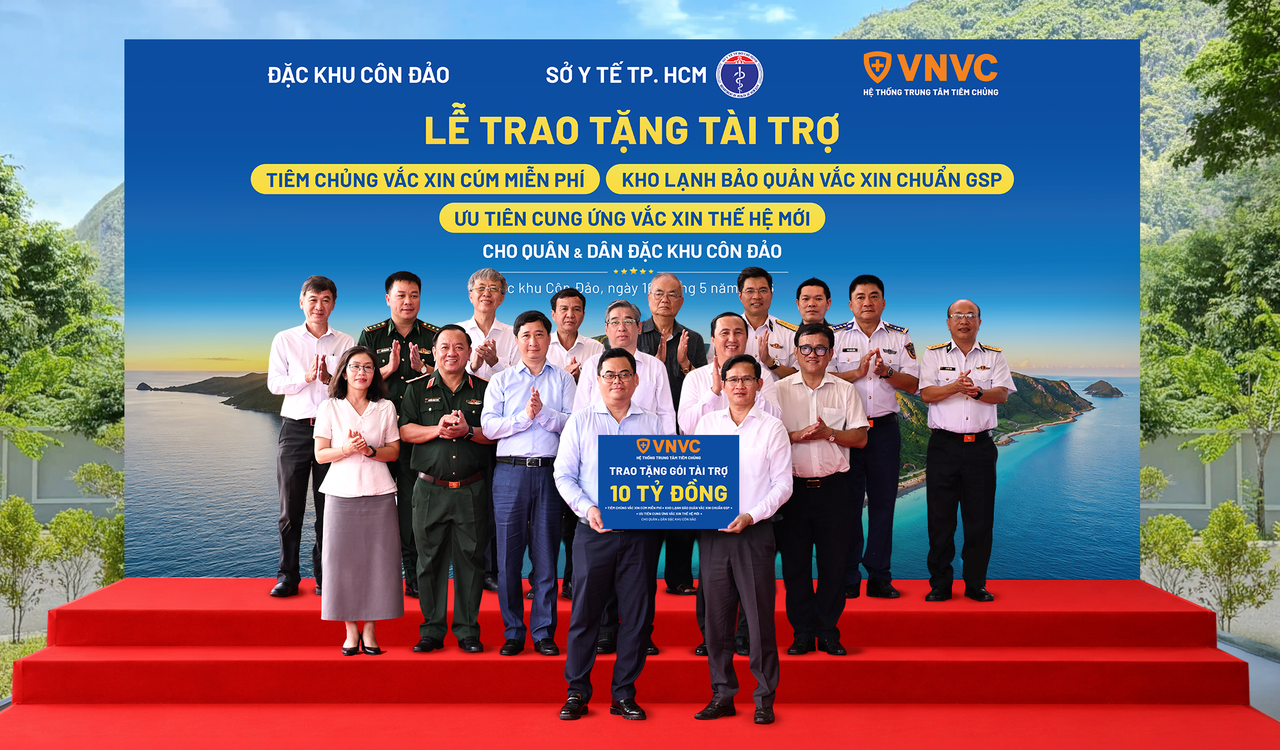 Ông Nguyễn Phước Lộc, Ủy viên Ban Chấp hành Trung ương Đảng, Phó Bí thư Thành ủy, Chủ tịch Ủy ban MTTQ Việt Nam TP.HCM; TS.BS Huỳnh Minh Chín, Phó Giám đốc Sở Y tế TP.HCM; ông Lê Hoàng Hải, Bí thư Đảng ủy Đặc khu, Chủ tịch HĐND Đặc khu Côn Đảo; cùng đại diện các sở, ban, ngành, lực lượng cảnh sát biển và đông đảo nhân dân địa phương chứng kiến Lễ trao tặng Gói tài trợ của VNVC tại Đặc khu Côn Đảo. Ảnh: Minh Trung