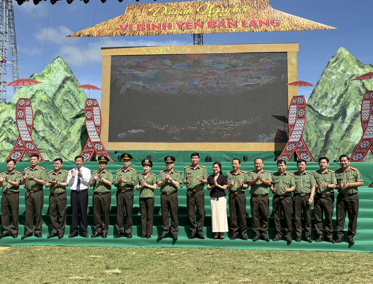 Tưng bừng khai mạc ngày hội Vì bình yên bản làng tại Sơn La