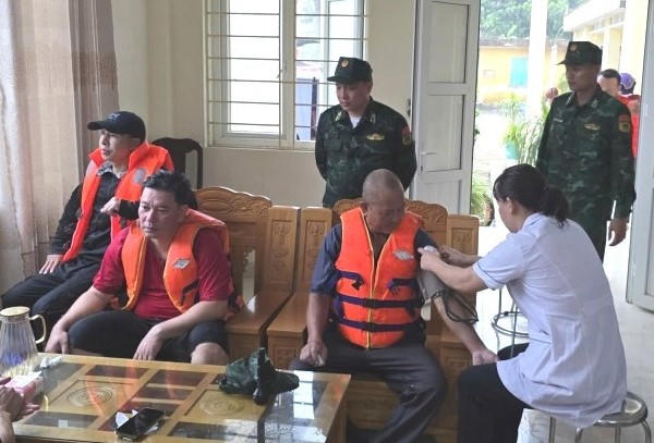 Trạm Y tế Thanh Lân tiến hành kiểm tra, chăm sóc sức khỏe cho những người gặp nạn.