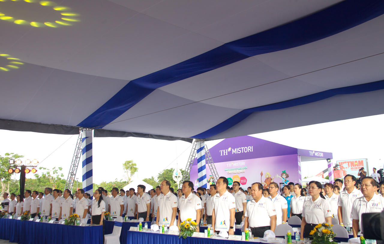 Đại biểu thực hiện nghi thức chào cờ tại lễ khai mạc Giải chạy học sinh “S-Race 2026”.