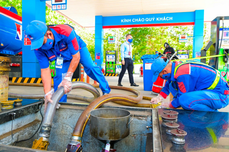 Nhân viên PVOIL nhập xăng E10 vào bồn chứa.