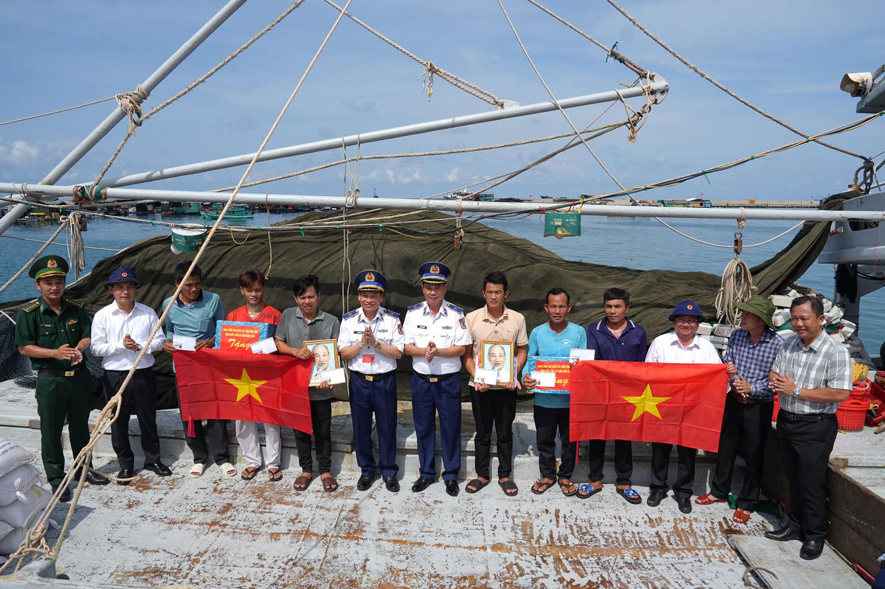 Đoàn công tác Cảnh sát biển Việt Nam tặng cờ Tổ quốc và quà cho ngư dân.