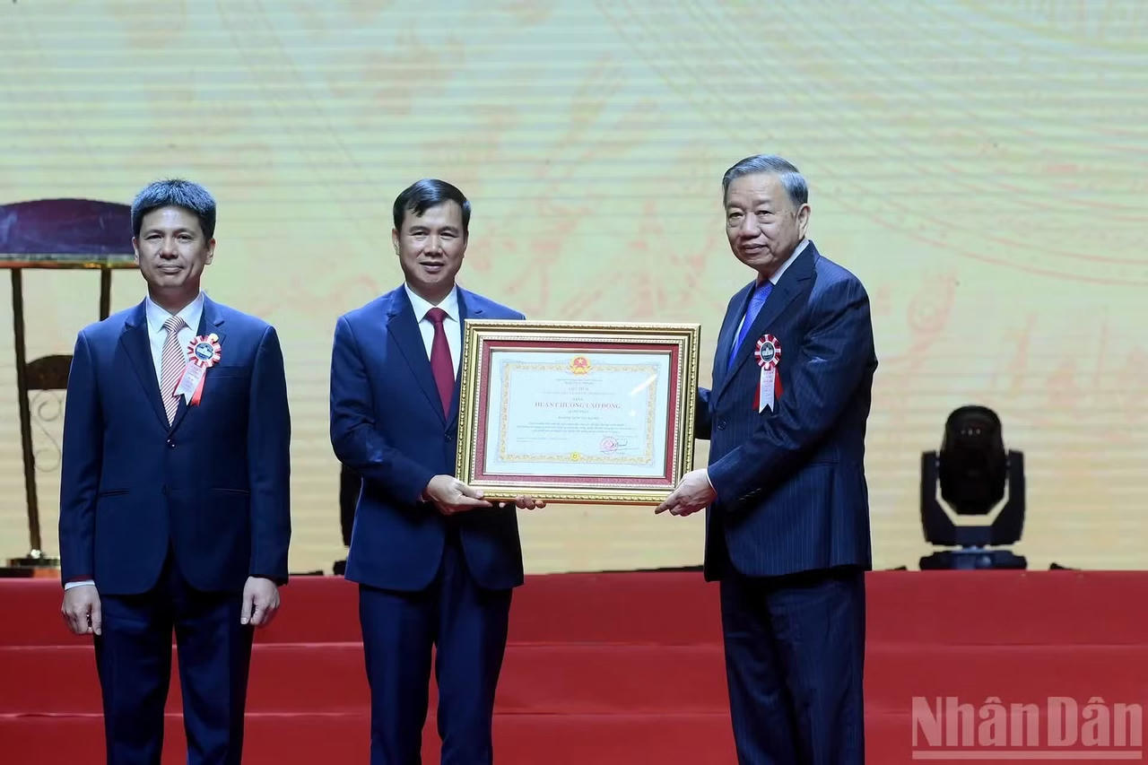 Tổng B&iacute; thư, Chủ tịch nước T&ocirc; L&acirc;m trao Hu&acirc;n chương Lao động hạng Nhất tặng Đại học Quốc gia H&agrave; Nội. Ảnh: B&aacute;o Nh&acirc;n d&acirc;n