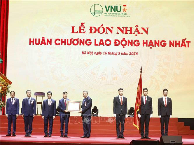Tổng B&iacute; thư, Chủ tịch nước T&ocirc; L&acirc;m trao Hu&acirc;n chương Lao động hạng Nhất tặng Đại học Quốc gia H&agrave; Nội. Ảnh: TTXVN