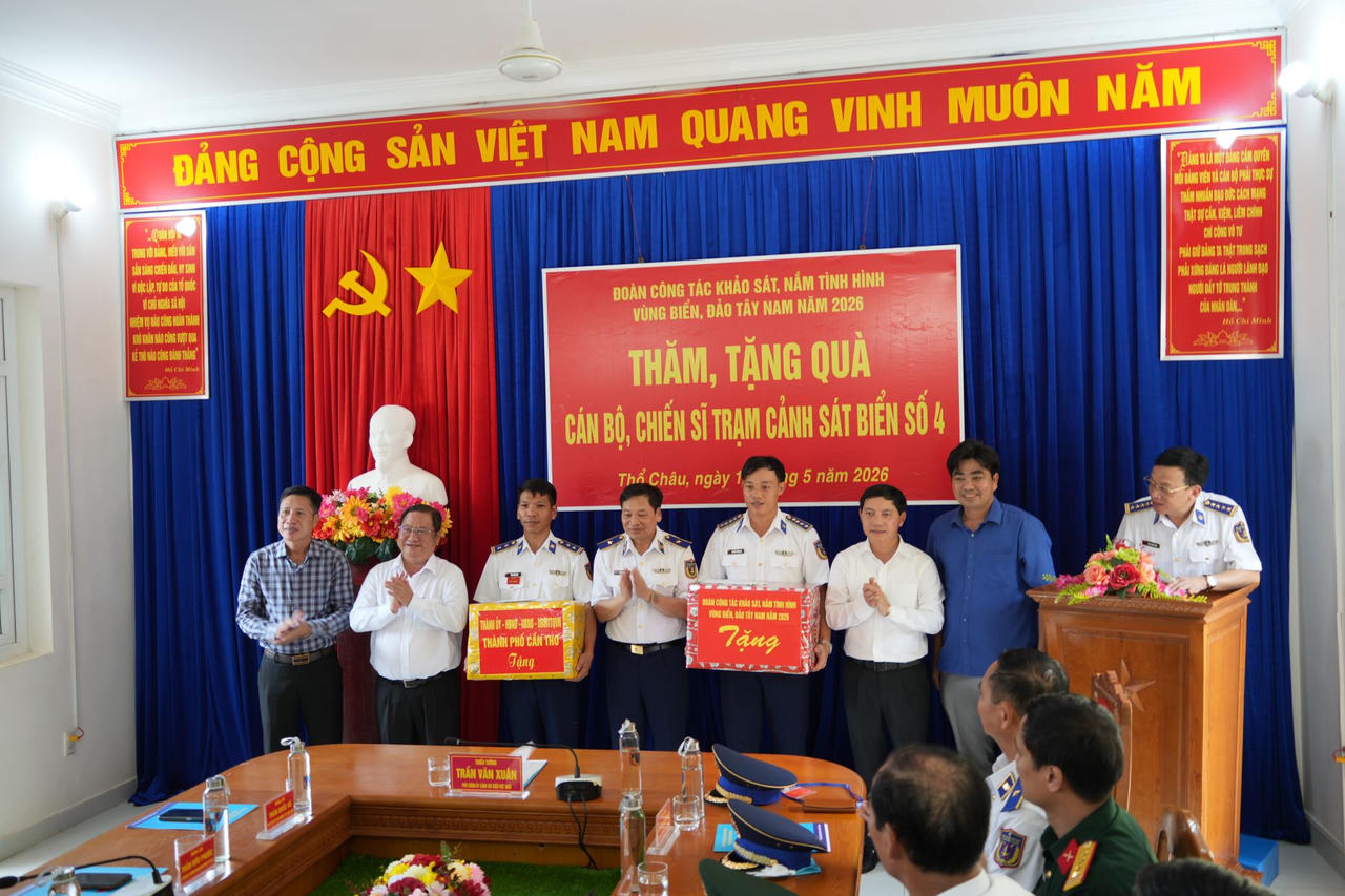 Đoàn công tác đến thăm, động viên, tặng quà cán bộ, chiến sĩ Trạm Cảnh sát biển số 4.