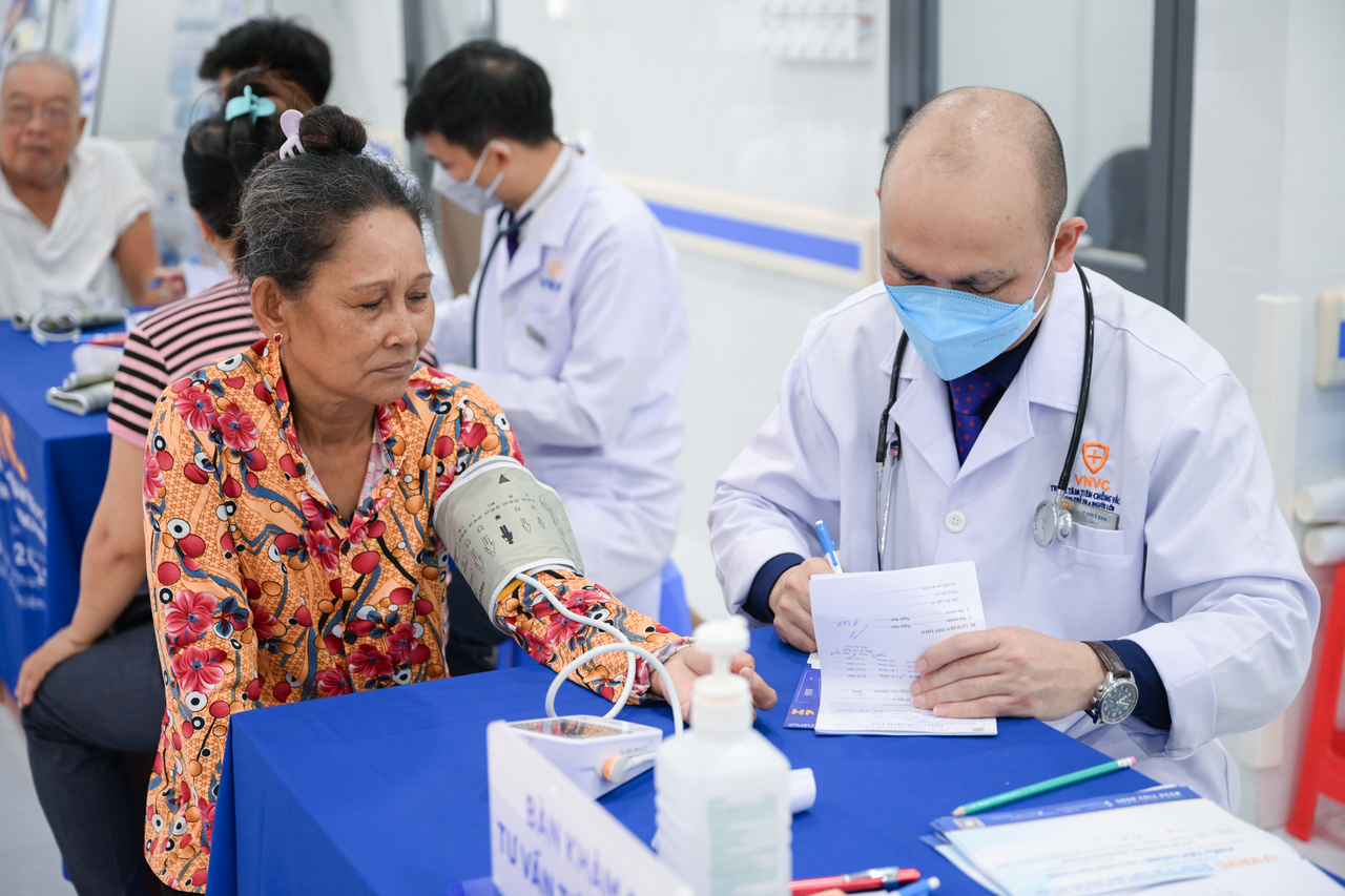 Nhiều người dân Côn Đảo đến điểm tiêm từ sáng sớm để tiêm ngừa vắc xin cúm do VNVC tổ chức. Ảnh: Minh Trung