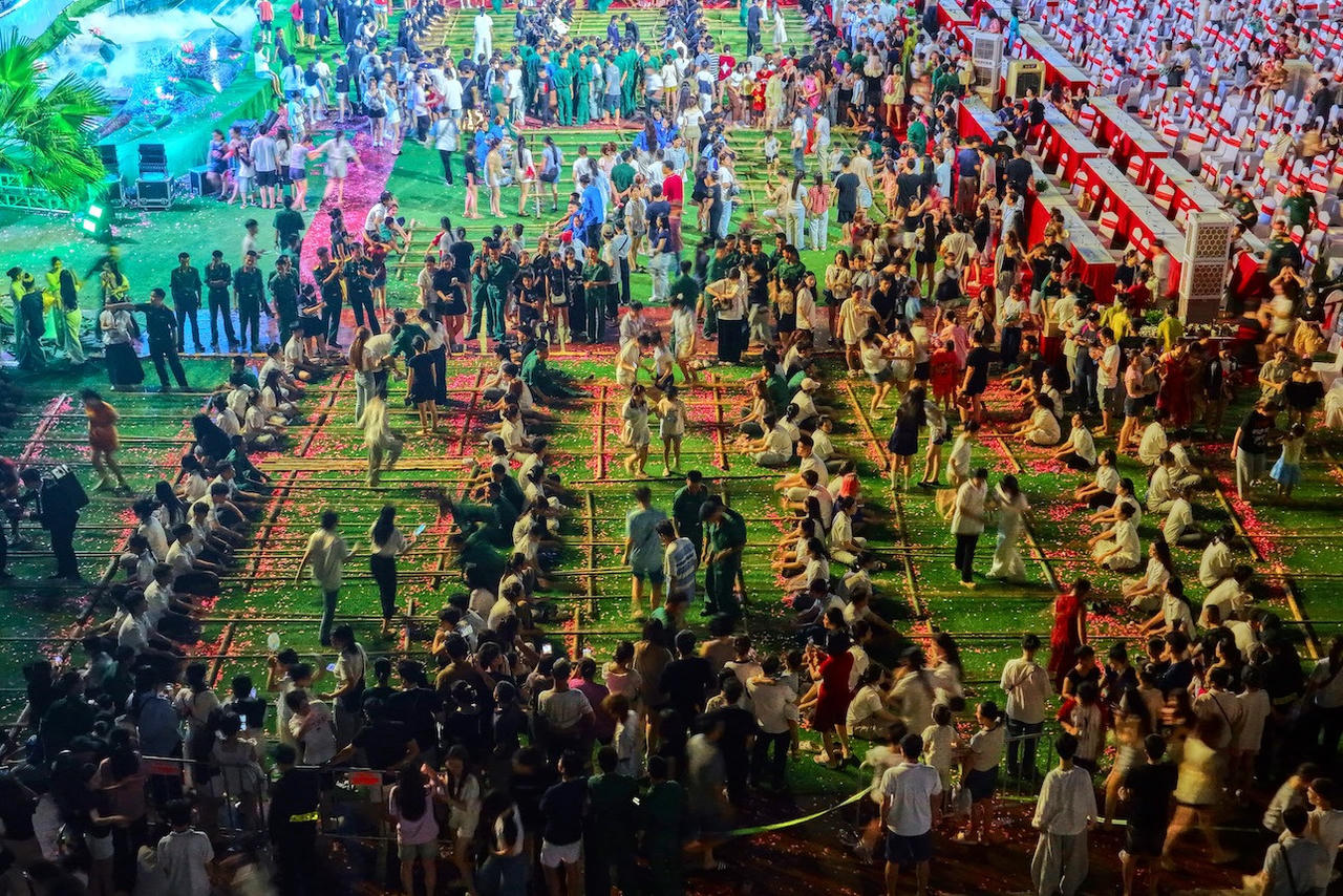 Giữa không gian âm nhạc, ánh sáng và pháo hoa rực rỡ, hàng nghìn người dân, du khách cùng nắm tay hòa mình vào những nhịp sạp rộn ràng (Ảnh: Hòa Nguyễn).