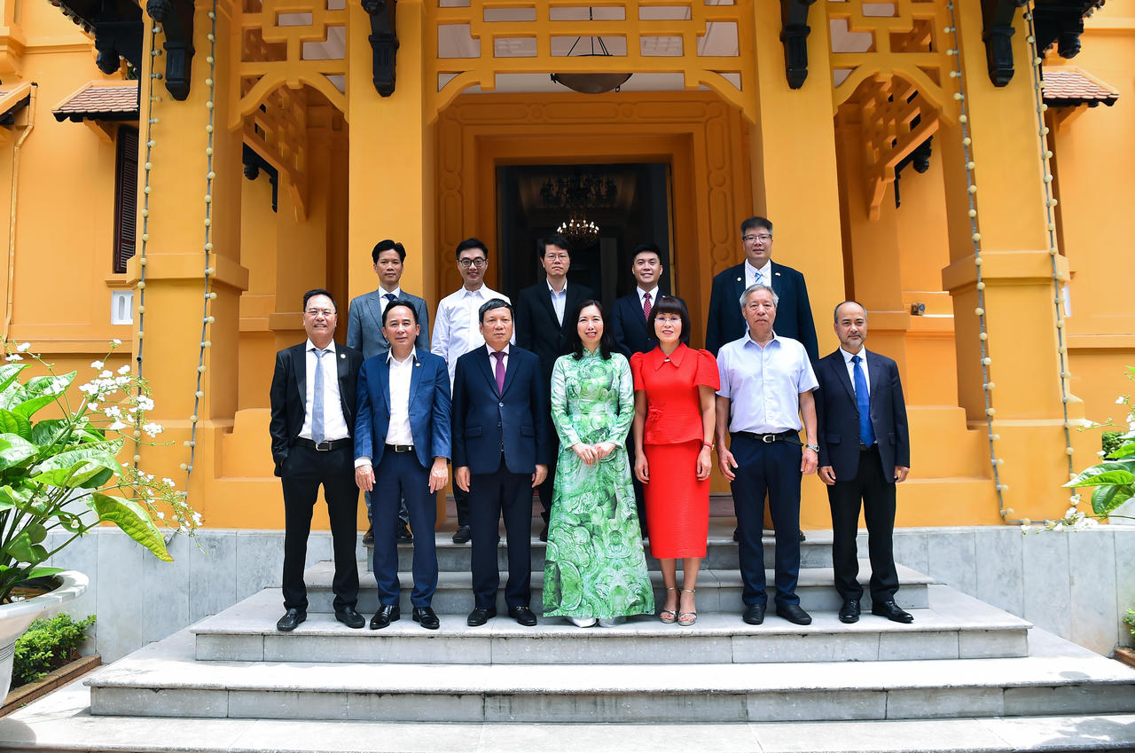 Thứ trưởng Lê Thị Thu Hằng chụp ảnh lưu niệm cùng các đại biểu dự cuộc gặp.