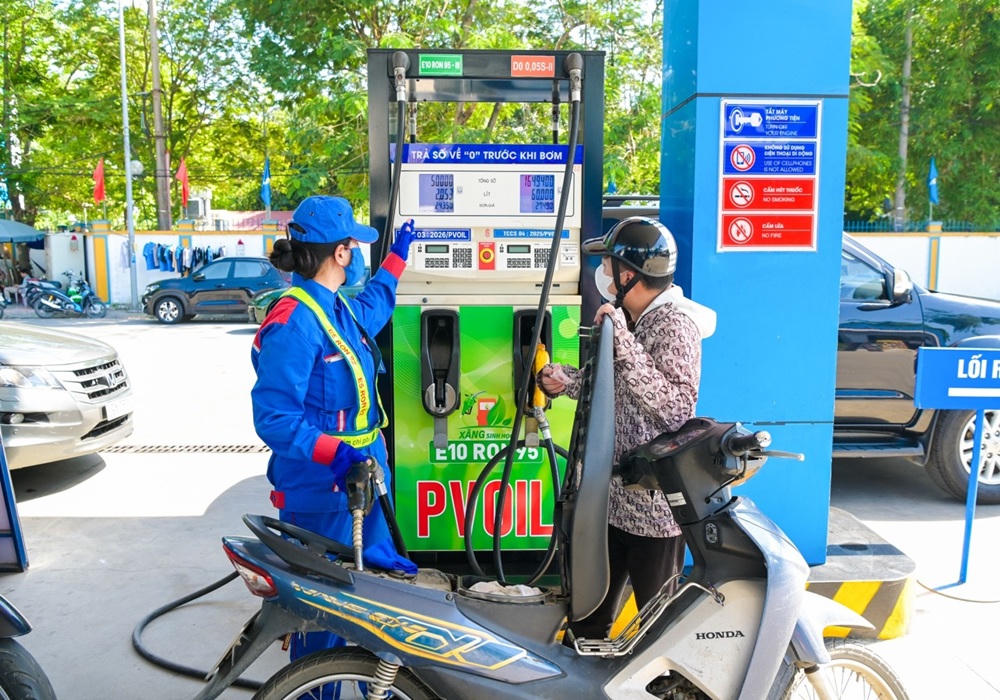 Khách hàng đổ xăng E10 tại cây xăng của PVOIL.