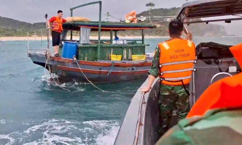 Vượt sóng to gió lớn cứu 4 ngư dân trôi dạt cùng tàu đánh cá hỏng máy trên vùng biển Cô Tô