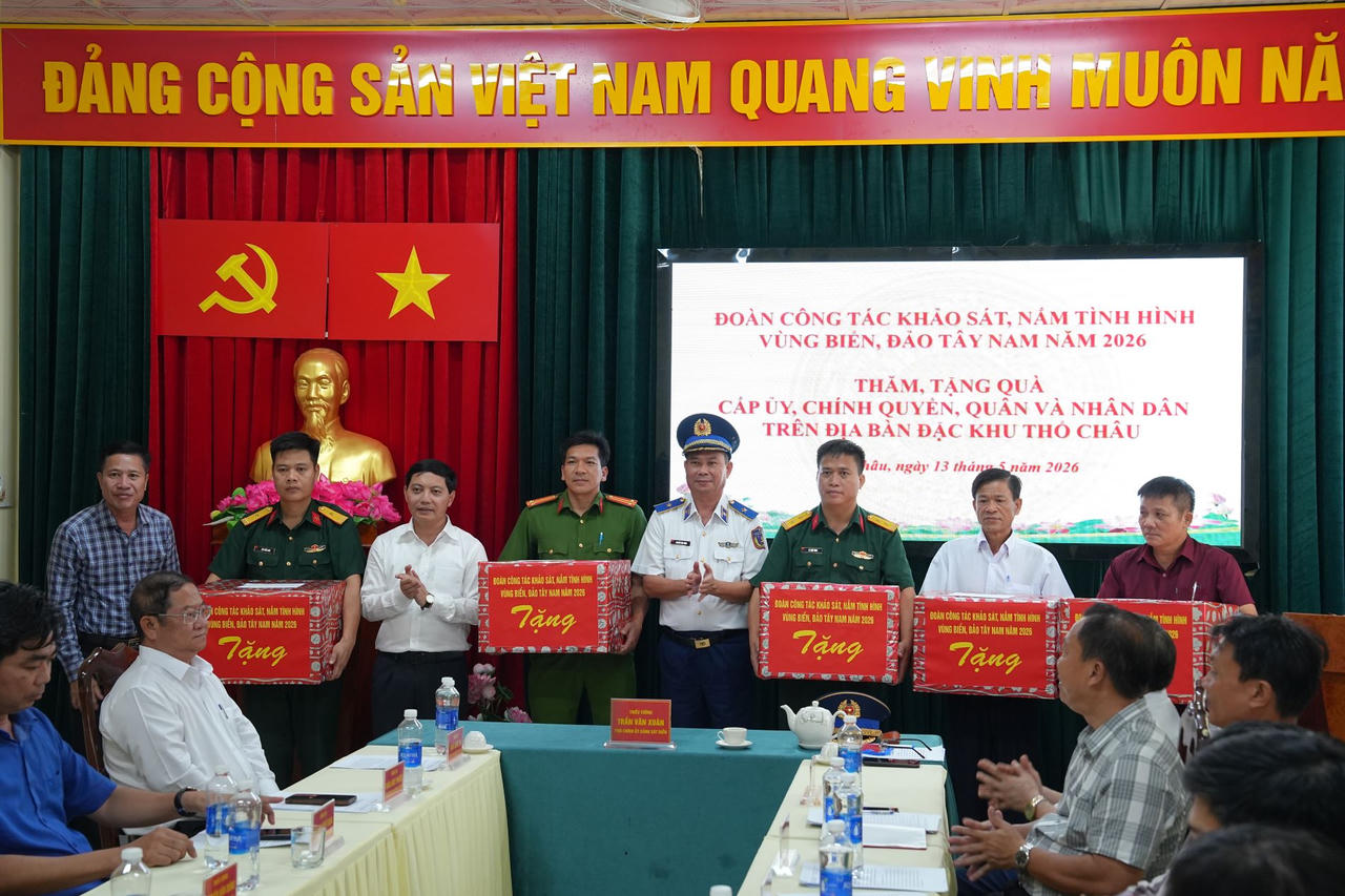 Tặng quà các gia đình chính sách trên địa bàn Đặc khu Thổ Châu.
