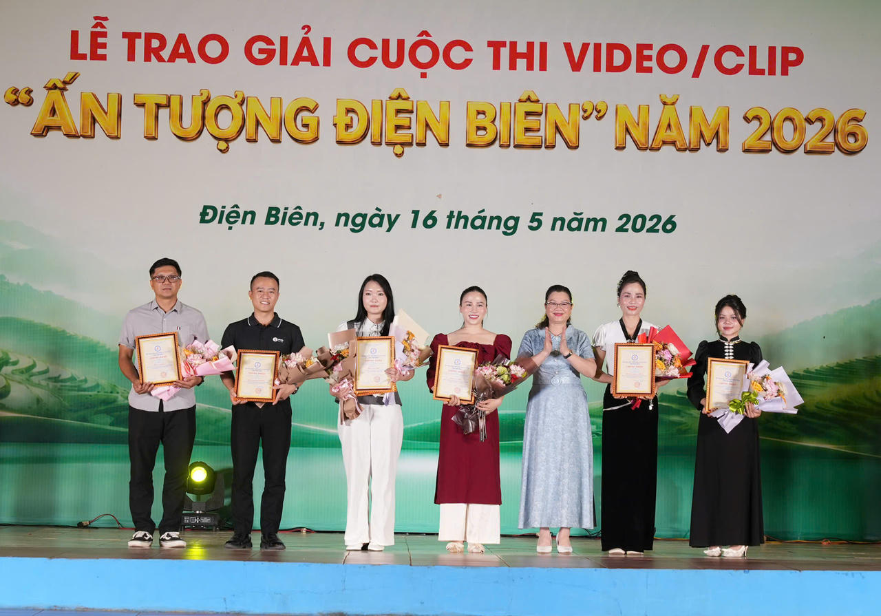Ban tổ chức trao giải Nhất cho các tác giả có tác phẩm xuất sắc.
