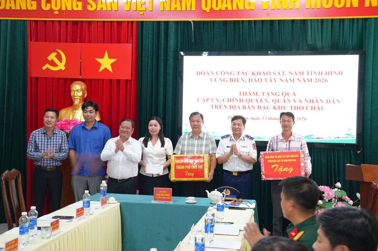 Đoàn công tác Cảnh sát biển Việt Nam tặng quà cấp ủy, chính quyền Đặc khu Thổ Châu.
