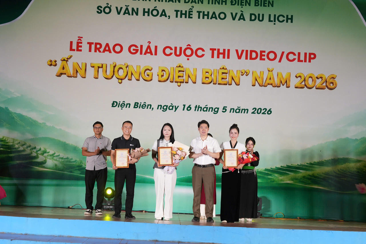 Các tác giả nhận giải thưởng.