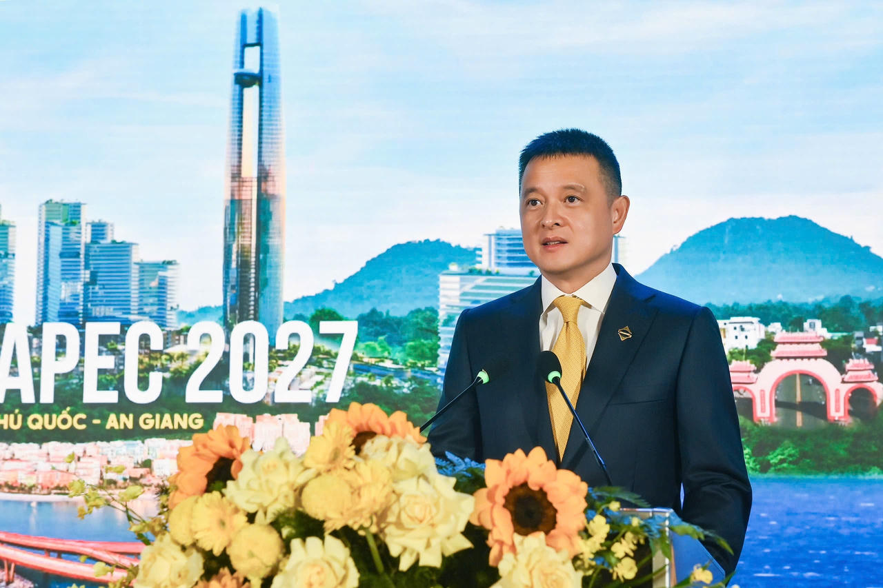 Ông Đặng Minh Trường, thành viên Hội đồng Sáng lập, Chủ tịch Hội đồng Quản trị Tập đoàn Sun Group trình bày tham luận tại hội nghị.