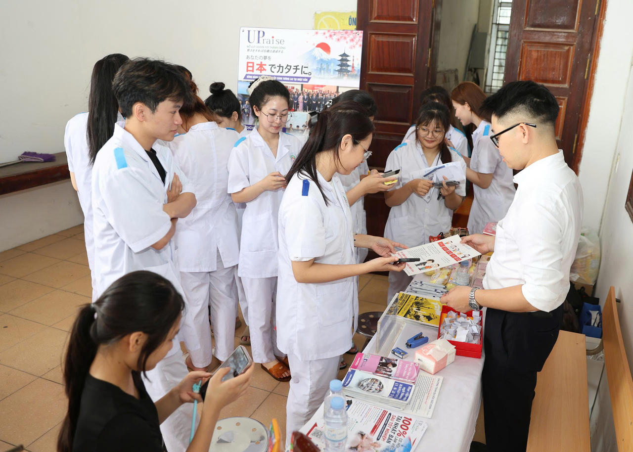 Cầu nối việc làm cho sinh viên ngành Y tại Trường Cao đẳng Y tế Phú Thọ