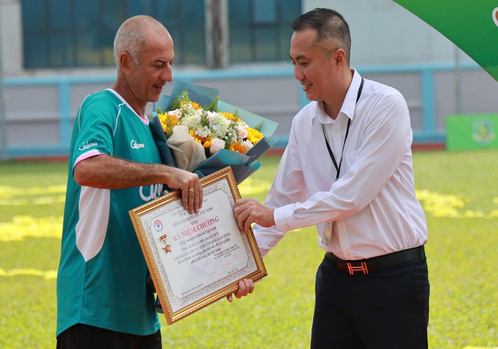 Đại diện VFF trao kỉ niệm chương cho thầy Giôm.