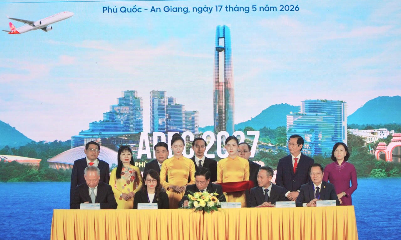 Ủy viên Ban Chấp hành Trung ương Đảng, Phó Bí thư Tỉnh ủy, Chủ tịch UBND tỉnh An Giang Hồ Văn Mừng ký kết hợp tác toàn diện với các đối tác chiến lược.