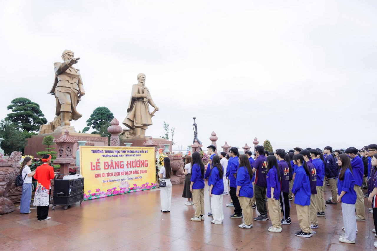 Kết nạp Đoàn bên dòng Bạch Đằng lịch sử: Một “tiết học đặc biệt” của học sinh THPT Mai Hắc Đế