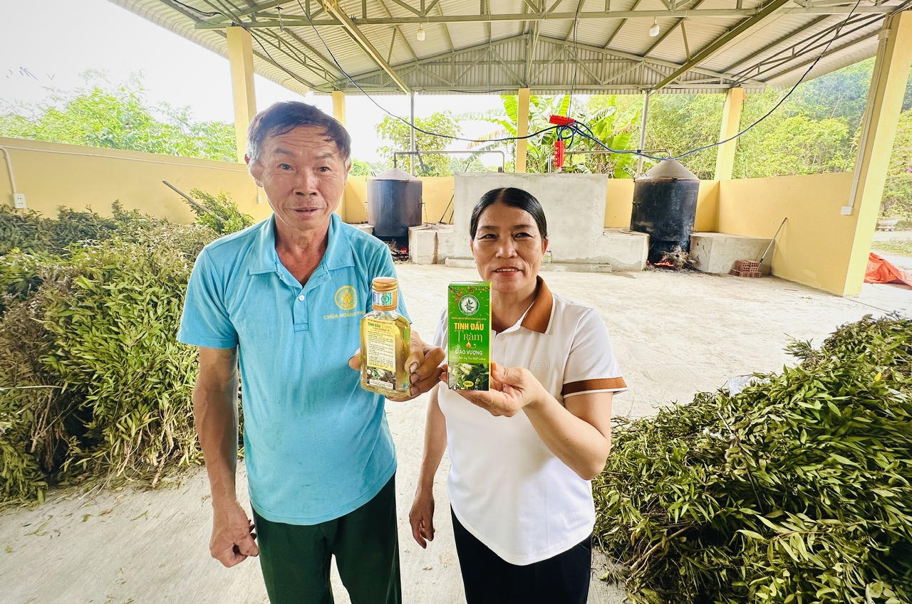 Vợ chồng chị Giáo Vượng giới thiệu sản phẩm tinh dầu tràm OCOP được sản xuất tại địa phương.
