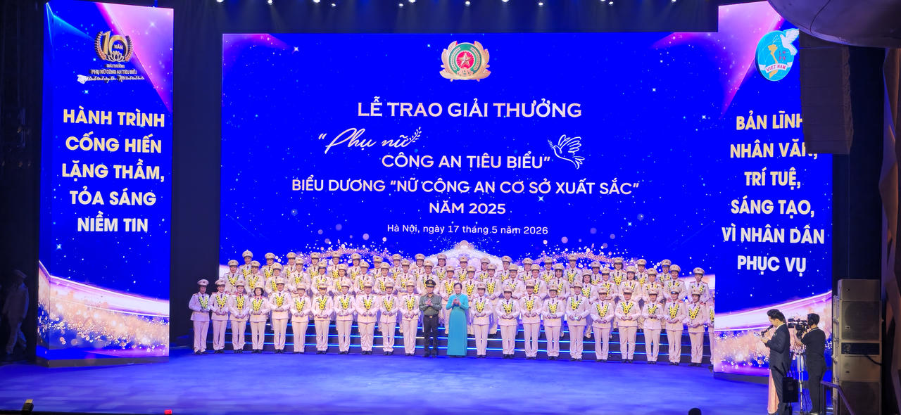 Bộ Công an cũng biểu dương 68 “Nữ Công an cơ sở xuất sắc” đang công tác tại công an xã, phường trên khắp mọi miền Tổ quốc