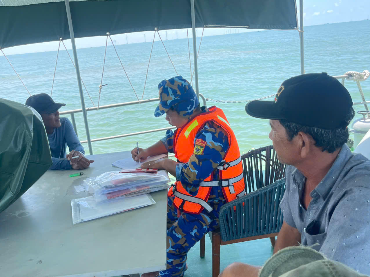 Lực lượng Hải đội Biên phòng 1 phát hiện 02 tàu cá đang khai thác thủy sản bằng hình thức lưới kéo trái quy định