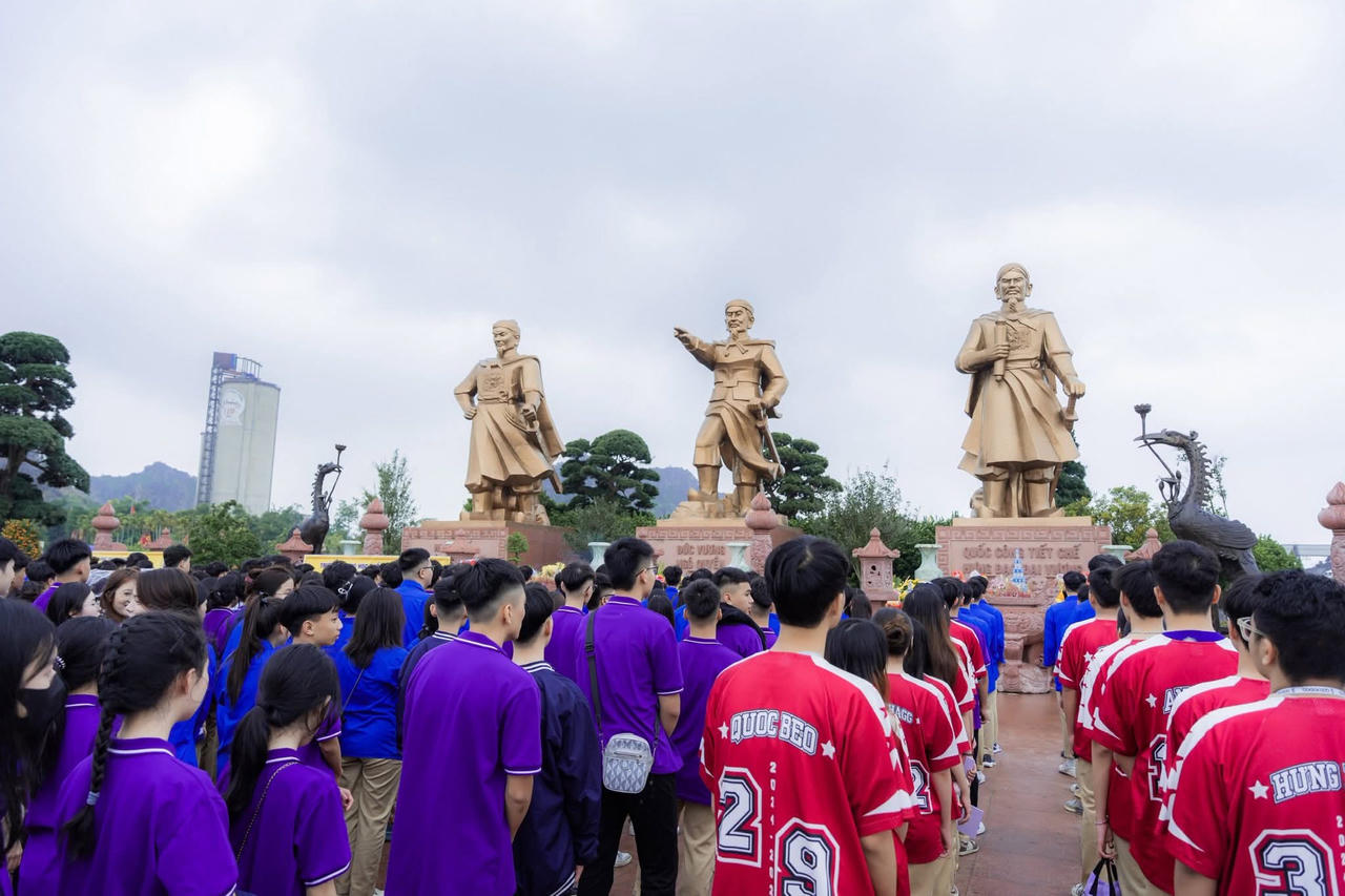 Thầy và trò Trường THPT Mai Hắc Đế làm lễ tại Khu di tích lịch sử Bạch Đằng Giang.