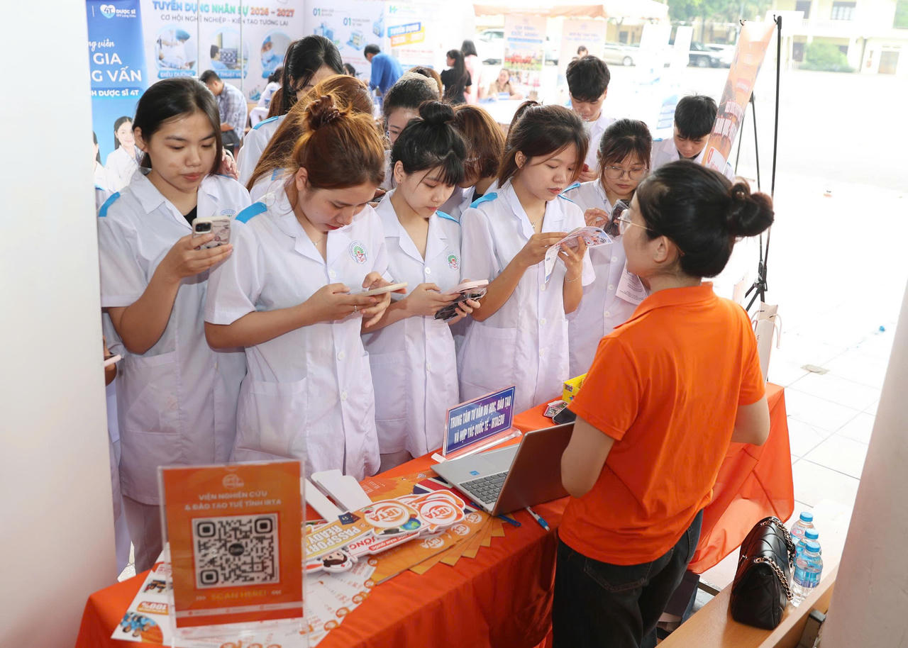 Tại chương trình, các sinh viên được hướng dẫn kỹ năng viết hồ sơ, chuẩn bị phỏng vấn và trao đổi trực tiếp với nhà tuyển dụng.
