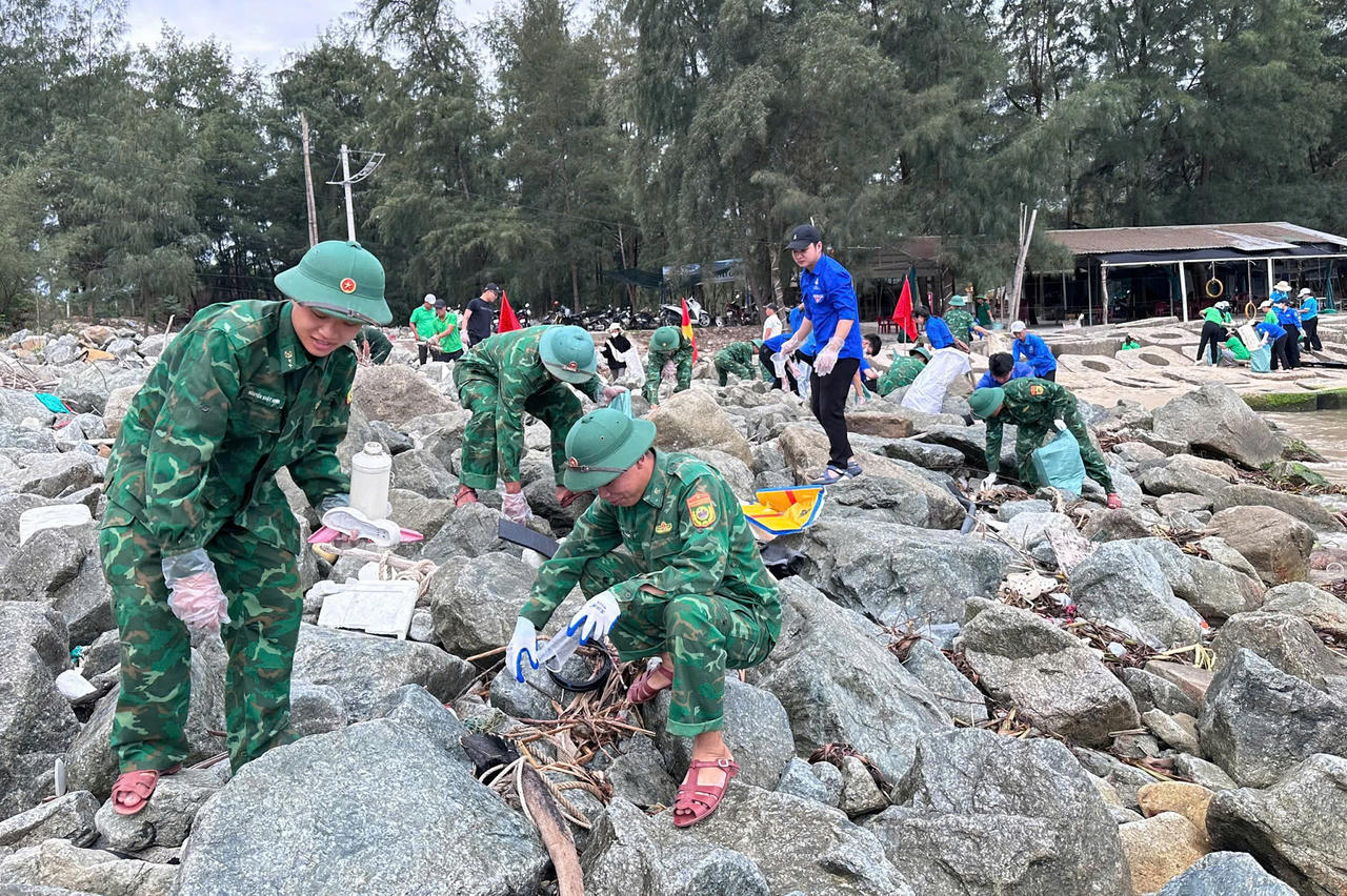 Chi đoàn Đồn Biên phòng cửa khẩu cảng Thuận An và Đoàn viên thanh niên ra quân vệ sinh khu vực bãi biển&nbsp;