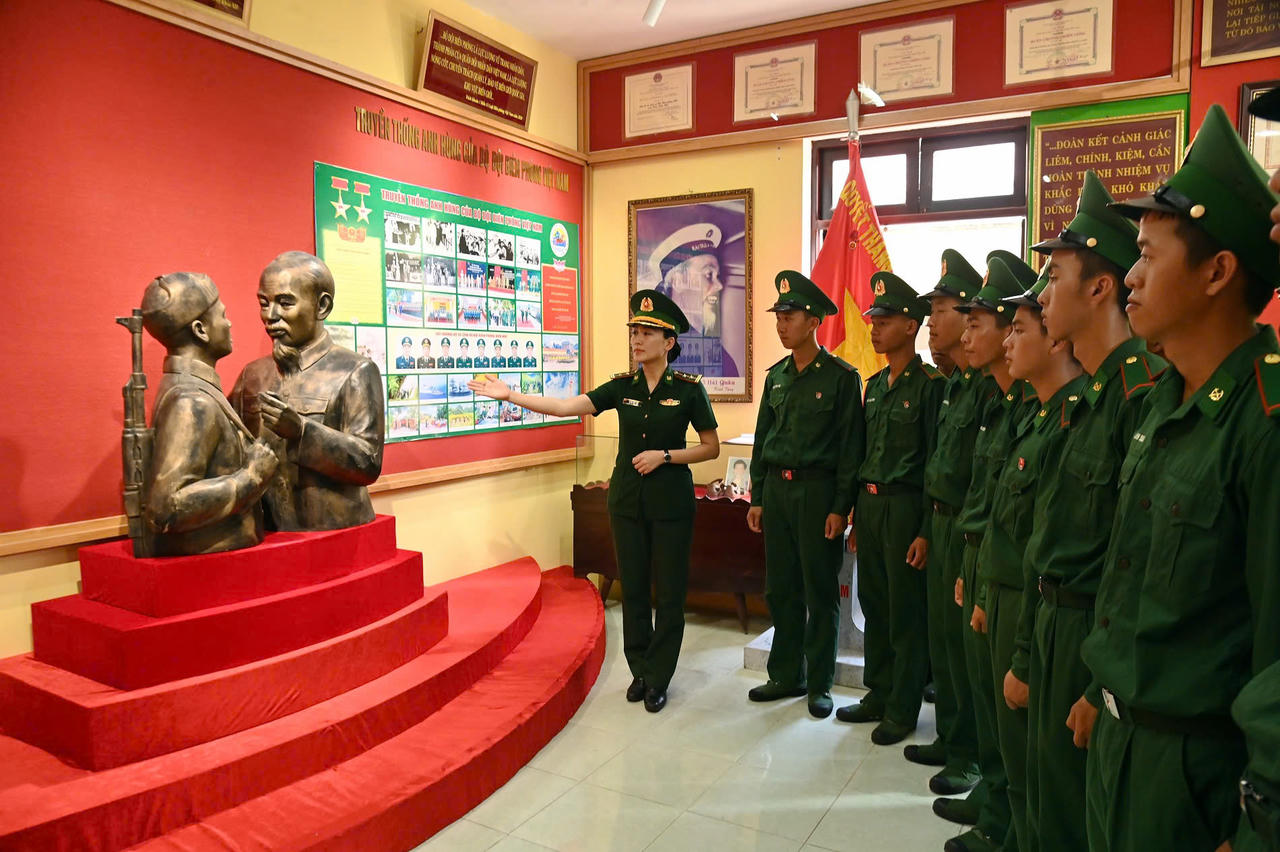 Cán bộ, chiến sĩ Tiểu đoàn Huấn luyện - Cơ động dâng hương, dâng hoa Chủ tịch Hồ Chí Minh&nbsp;