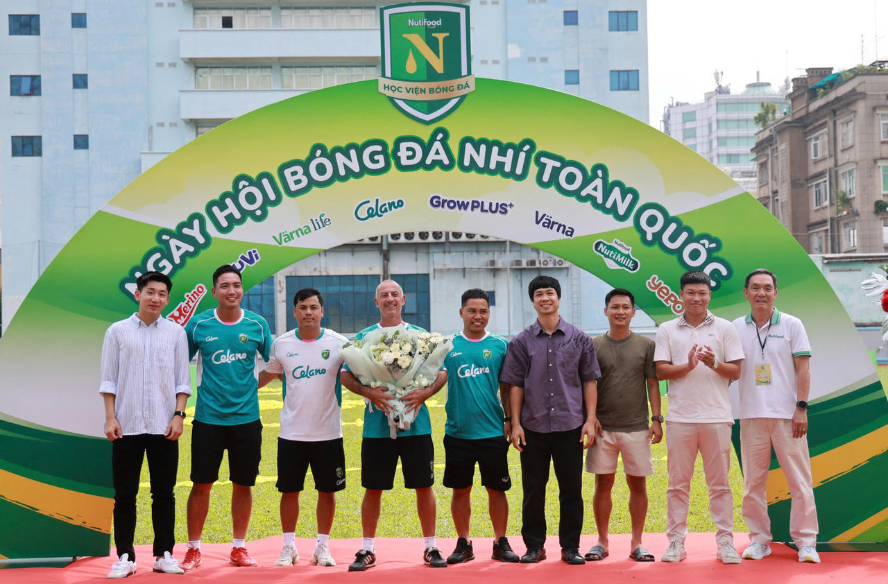 Nhật Minh, Công Phượng và nhiều học trò khác chúc mừng thầy Giôm.