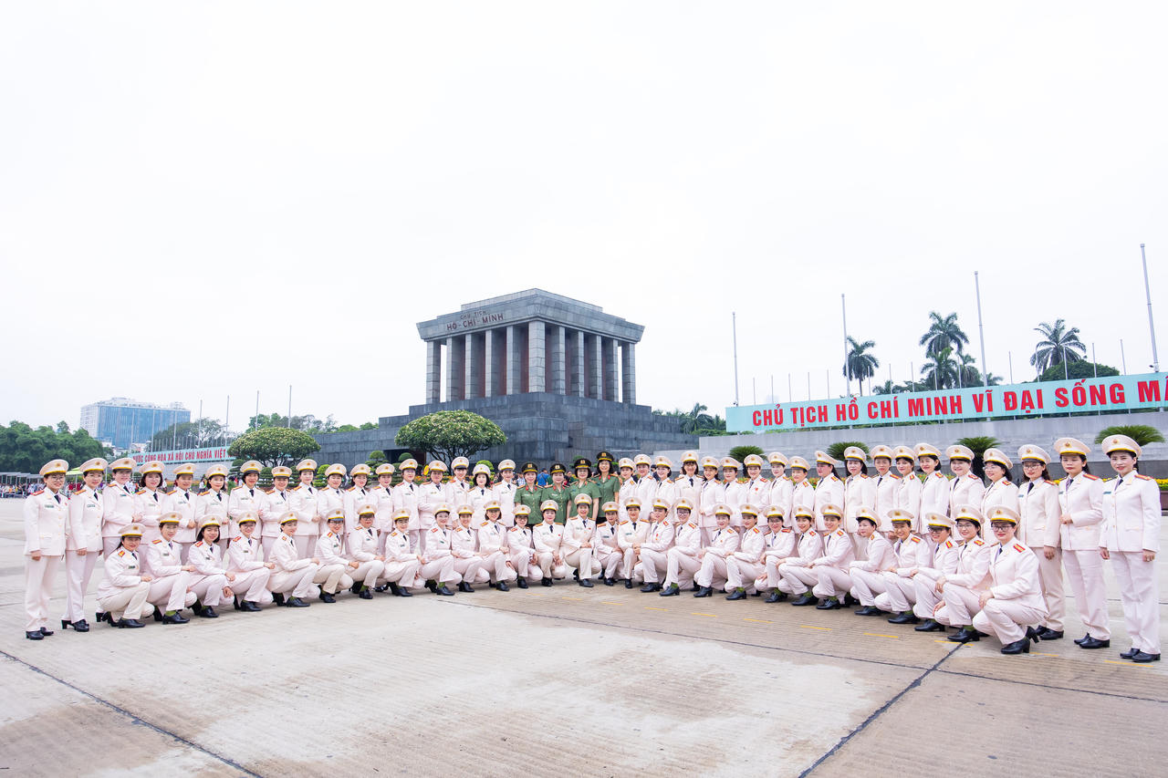  Đoàn Đại biểu “Phụ nữ Công an tiêu biểu” “Nữ Công an cơ sở xuất sắc” thành kính vào Lăng viếng Chủ tịch Hồ Chí Minh