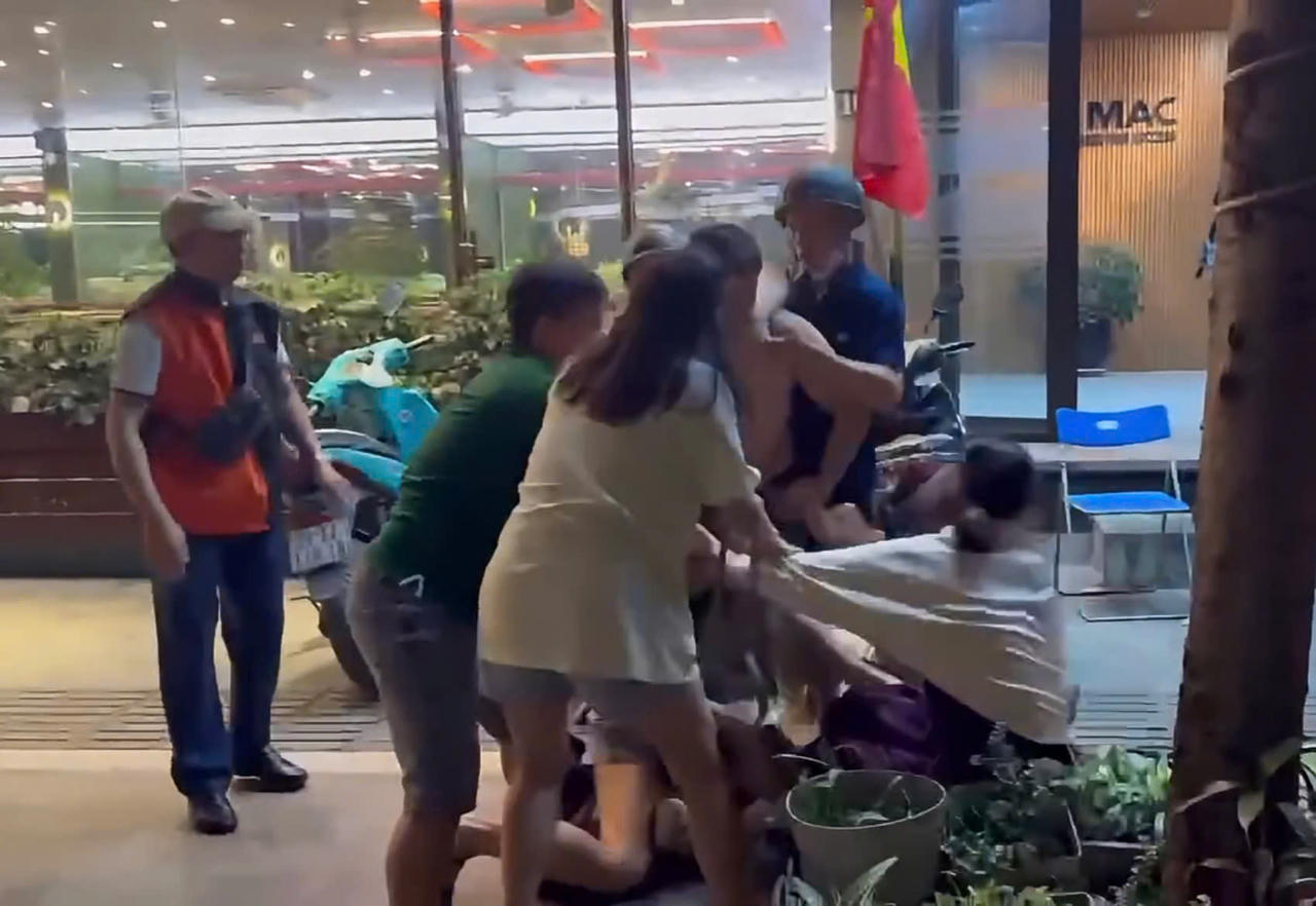 Khởi tố vụ án liên quan đến nhóm nam nữ đánh 2 cô gái ở phố Hoàng Cầu