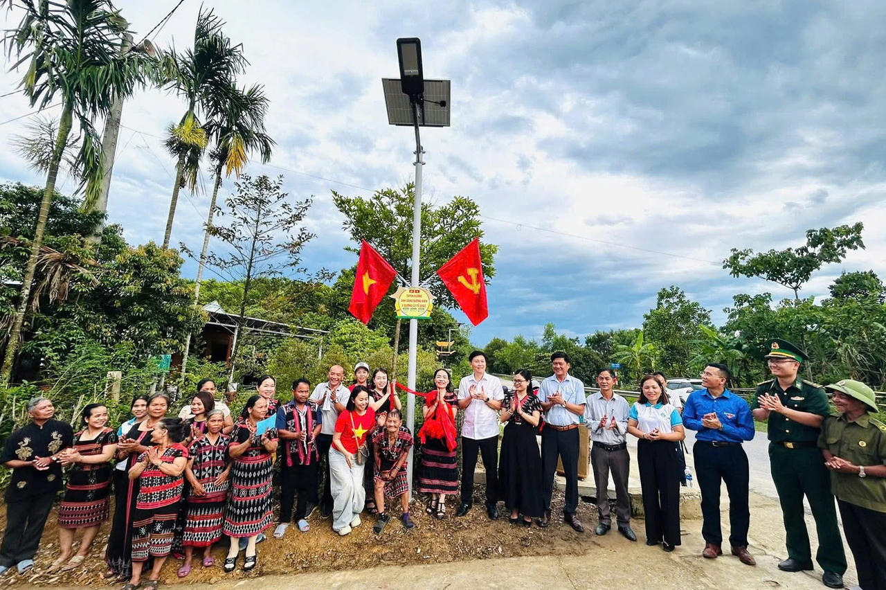 Khánh thành công trình “Ánh sáng đường Biên” và “Đường cờ Tổ quốc” trạo tặng Nhân dân thôn Phú Thượng, xã A Lưới 3&nbsp;