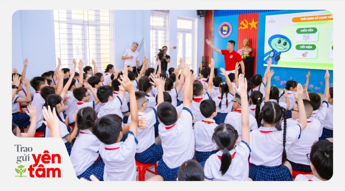 Các em học sinh hào hứng tham gia hoạt động tương tác