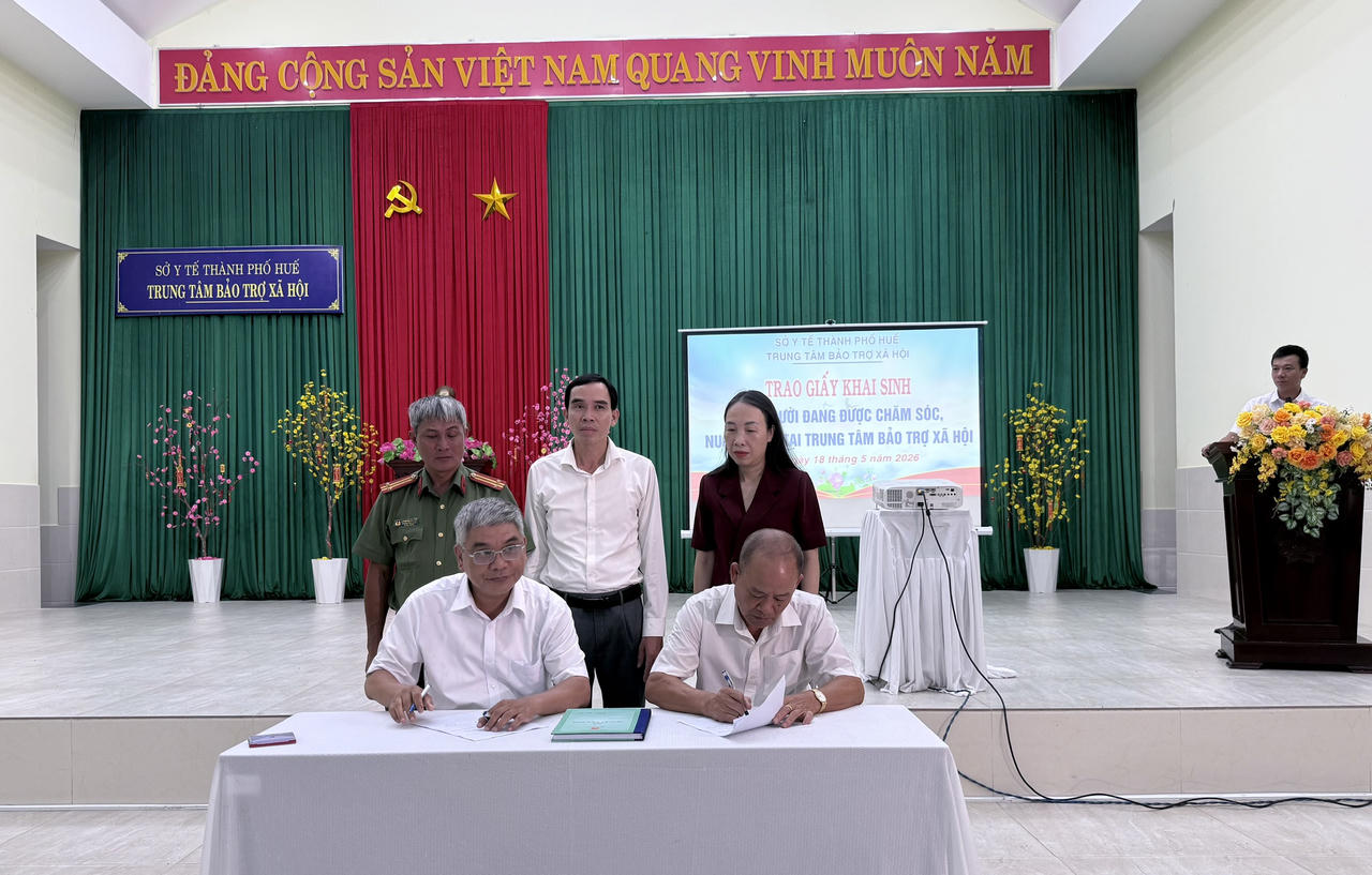 Lãnh đạo UBND phường Kim Long và Trung tâm Bảo trợ xã hội ký biên bản giao nhận, ký Sổ Đăng ký khai sinh và Trao Giấy khai sinh.&nbsp;