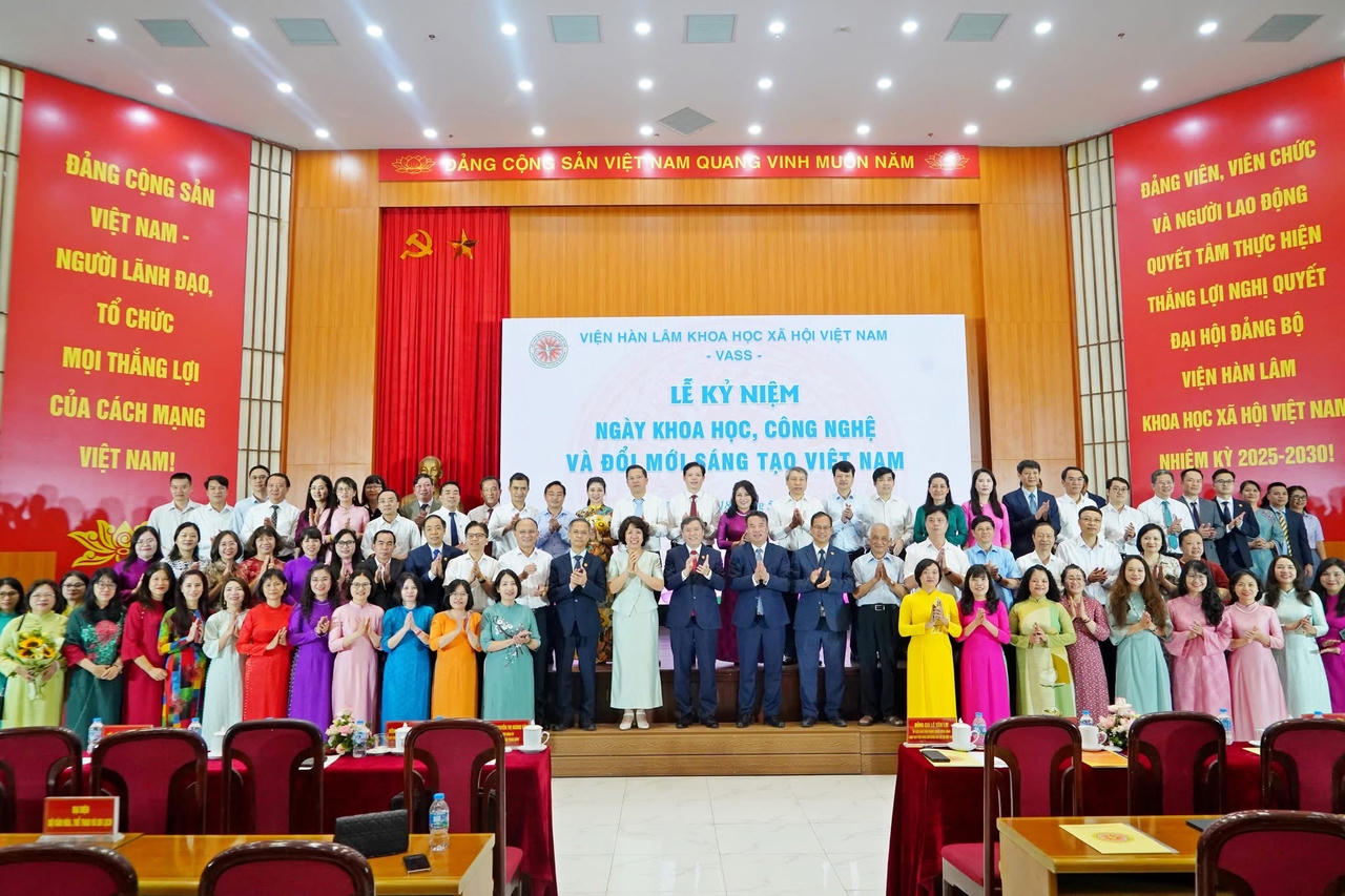 Các đại biểu chụp ảnh lưu niệm.