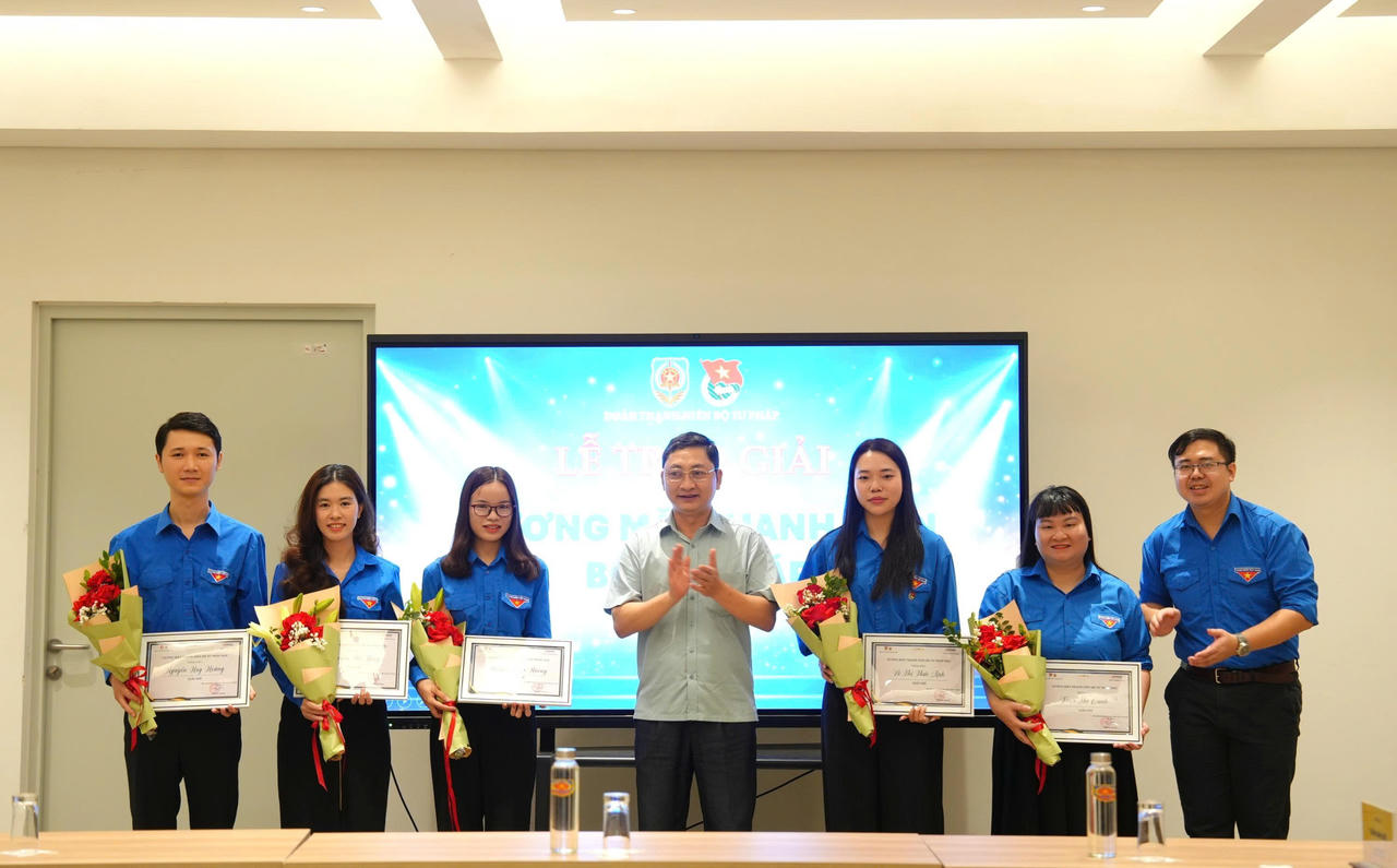 đồng chí Nguyễn Quang Huy, Phó Bí thư Đoàn Bộ và đồng chí&nbsp;Trần Anh Đức, Uỷ viên Ban Chấp hành, Chánh Văn phòng Đảng ủy Bộ Tư pháp trao giải Nhì cho các cá nhân