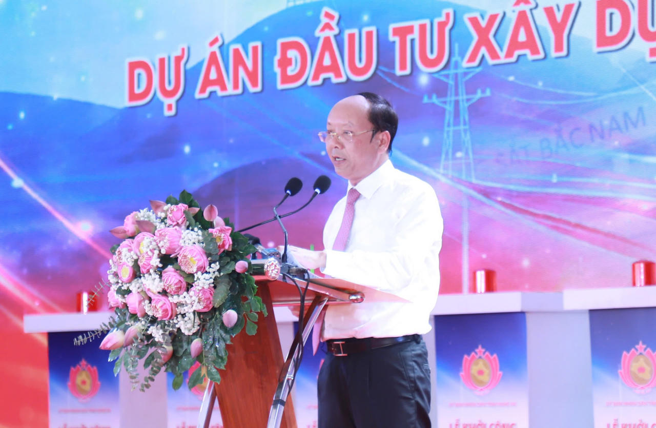 Phó Chủ tịch Thường trực UBND tỉnh Nghệ An phát biểu tại buổi lễ khởi công