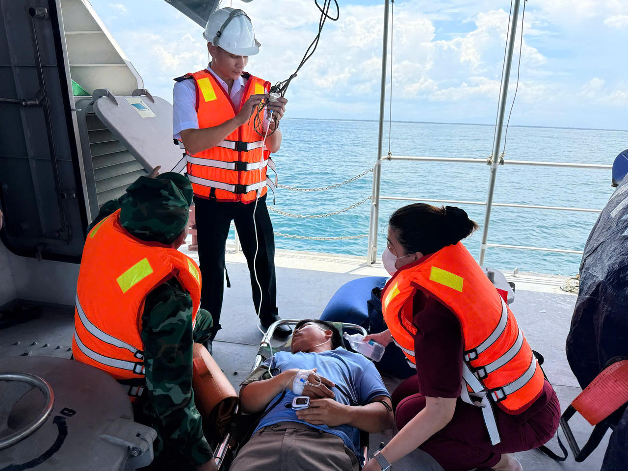 Các lực lượng khẩn trương sơ cứu, đưa thuyền trưởng tàu hàng vào bờ điều trị.