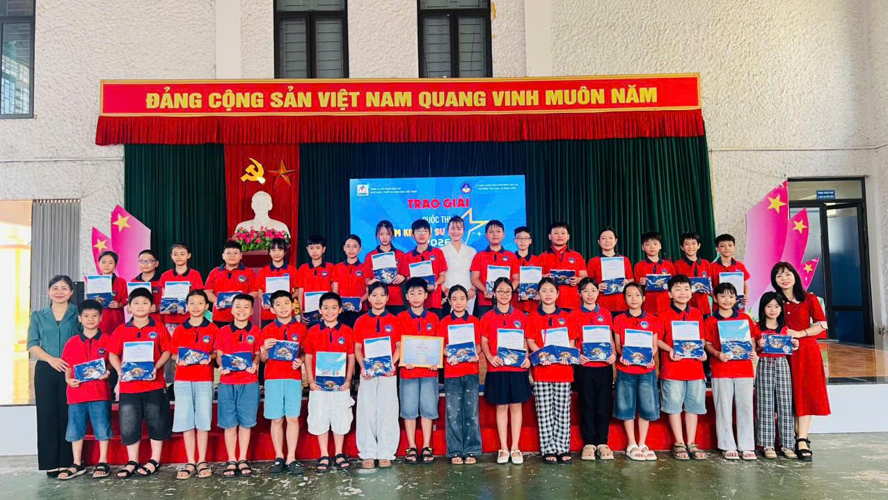 Học sinh Trường Tiểu học Lê Ngọc Hân (Lào Cai) tại lễ trao giải “Ngôi trường của các kĩ sư nhí”.