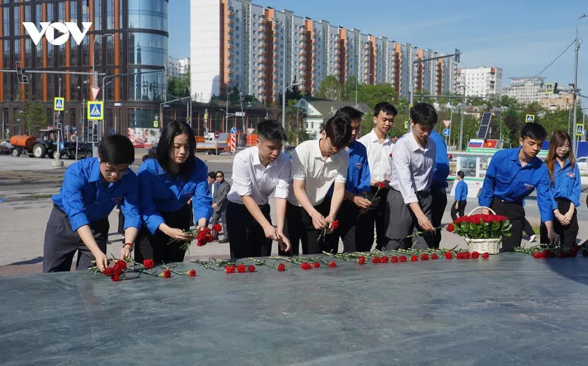 Tuổi trẻ Việt Nam tại Nga thành kính dâng lên Bác những bông hoa tươi thắm (Ảnh: VOV)