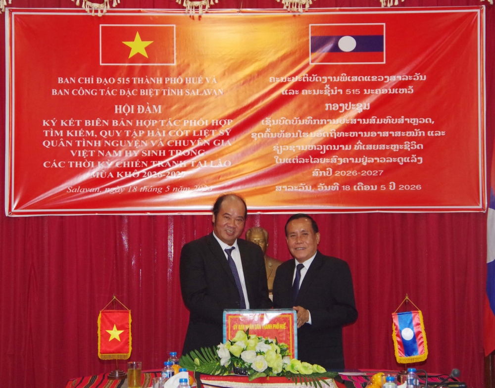 Ban chỉ đạo 515 Thành phố Huế tặng quà cho Ban công tác đặc biệt tỉnh Salavan.
