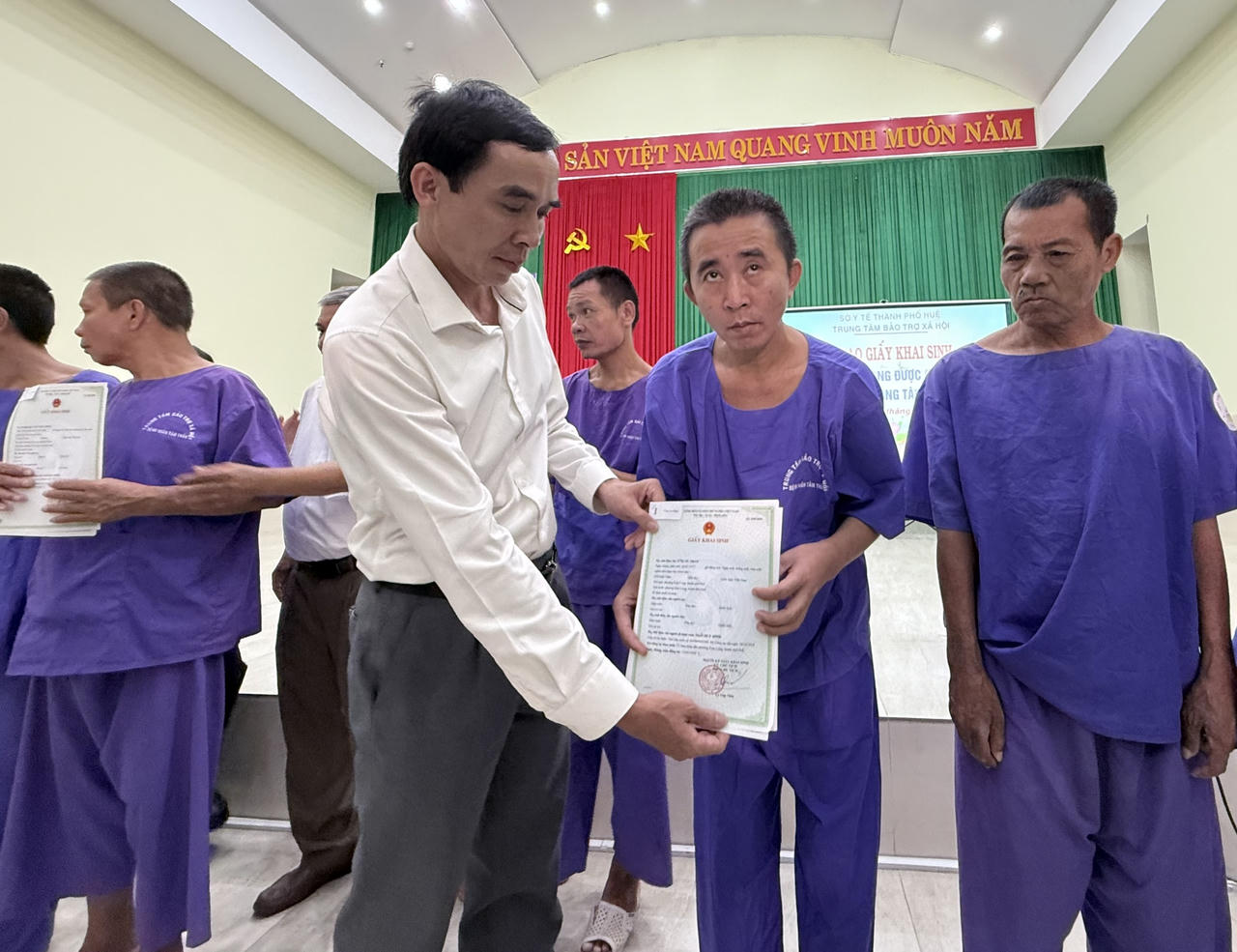 Ông Nguyễn Văn Hưng - Giám đốc Sở Tư pháp TP Huế trao giấy khai sinh cho người đang được chăm sóc, nuôi dưỡng tại Trung tâm bảo trợ xã hội&nbsp;&nbsp;