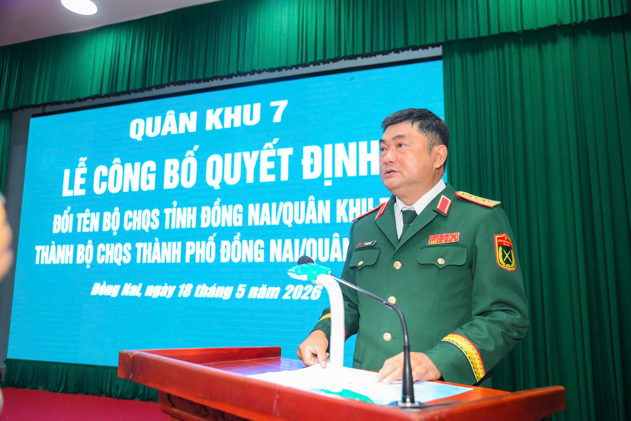 Trung tướng Lê Xuân Thế phát biểu tại lễ công bố quyết định đổi tên Bộ CHQS thành phố Đồng Nai.