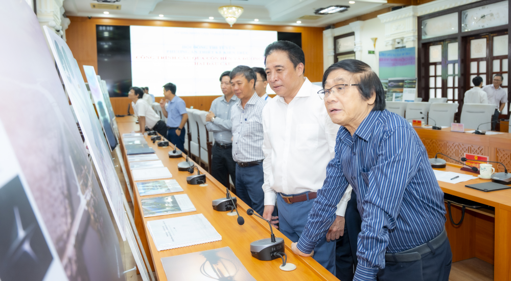 Ông Nguyễn Khắc Toàn, Chủ tịch UBND thành phố (thứ hai từ phải sang) xem xét các phương án thiết kế.