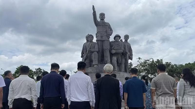 Các đại biểu hai nước Việt Nam-Lào dâng hương tại Tượng đài Liên minh chiến đấu Lào-Việt Nam ở tỉnh Khammouane. (Ảnh: Nhân Dân)
