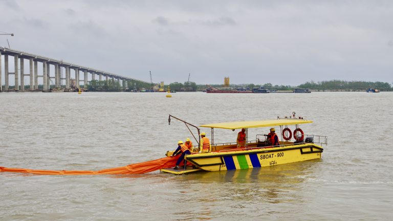 Một trong những hoạt động ứng phó sự cố môi trường. (Ảnh: NVCC)