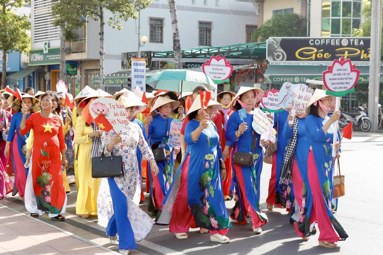 Phụ nữ Đồng Tháp tham gia diễu hành áo dài và đồng diễn dân vũ mừng sinh nhật Bác Hồ